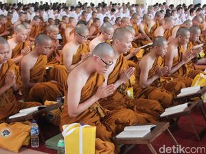 Umat Buddha Rayakan Hari Raya Asalha  di Candi Borobudur