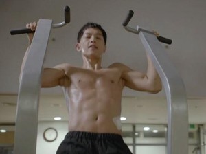 Ganteng dan Suka Olahraga, Song Joong Ki Cocok Jadi Fitness Goal