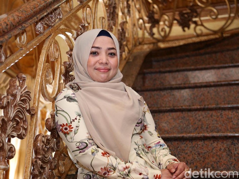 Kisah Cinta Si Janda Tajir Muzdalifah, Kini Jatuh ke Pelukan Berondong Kisah Cinta Si Janda Tajir Muzdalifah, Kini Jatuh ke Pelukan Berondong