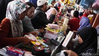 Kesibukan terlihat disalah satu toko di kawasan Pasar Minggu Jakarta Selatan.