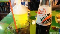 Nah, ini dia minuman yang cuma ada di Medan, namanya Badak. Ini adalah minuman soda yang sangat jarang kamu temui di kota lain (Bonauli/detikTravel)