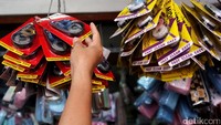 Berbagai keperluan sekolah tersedia di toko ini dengan harga lebih murah dibanding toko buku di Mall.