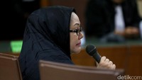 Ratu Atut Chosiyah terisak dalam sidang di Pengadilan Tindak Pidana Korupsi (Tipikor) Jakarta. Saat itu, mantan Gubernur Banten itu membacakan pleidoinya atas tuntutan jaksa KPK dan meminta vonis ringan.