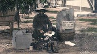Makanan yang dijual pun masih berupa makanan khas Indonesia, seperti soto, sate, nasi rames dan lain-lain.  