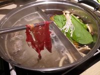 Di Sekai juga ada lho shabu-shabu dengan kuah kaldu gurih.