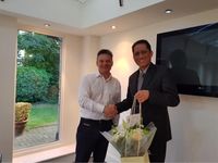 General Manager BNI London Branch Teddy Saputra berjabat tangan dengan Direktur Conance Limited Mr. Spencer Saffer (Foto: BNI)