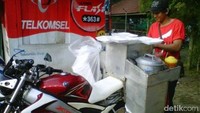 Motor V-Ixion dipakai Abang Yudi buat jualan bubur di sekitar Pondok Cabe. Laris manis lho, sayang si abang sudah enggak terlihat jualan lagi di Pondok Cabe. Foto: Dadan Kuswaraharja