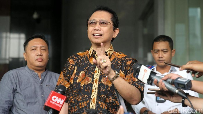 Mantan Ketua DPR Marzuki Alie usai menjalani pemeriksaan KPK terkait pembahasan e-KTP, Kamis (6/7/2017). Marzuki mengaku sempat mengetahui proyek ini bermasalah dalam tendernya.