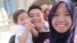 Lucunya Rafathar saat Berpose Bersama Pengasuhnya