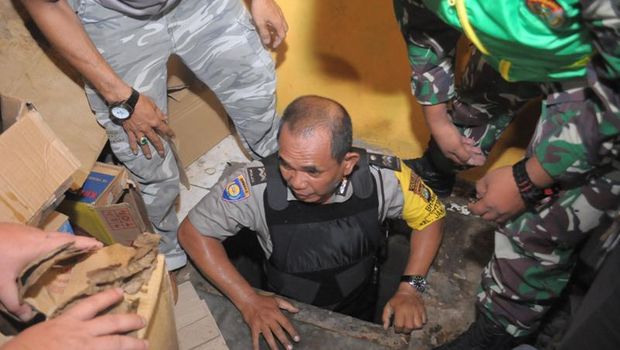 Petugas menemukan bunker untuk menyimpan minuman keras.