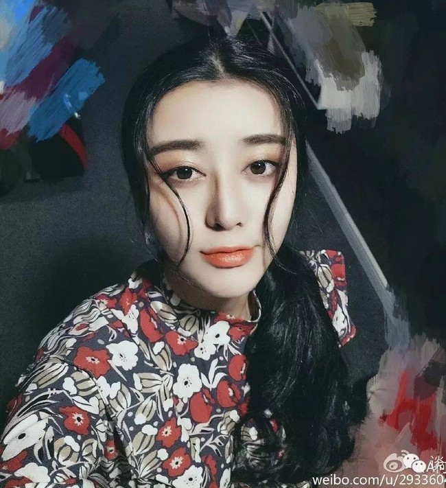 Kepopulerannya dimulai sejak tampil dalam sebuah acara kompetisi menyanyi Super Girl di China. Foto: Dok. Koreaboo