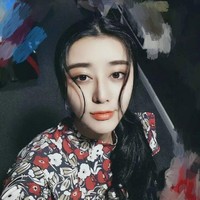 Kepopulerannya dimulai sejak tampil dalam sebuah acara kompetisi menyanyi Super Girl di China. Foto: Dok. Koreaboo