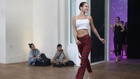 Ia tampak berlatih dengan model-model lainnya. Vittorio Zunino Celotto/Getty Images/detikFoto.