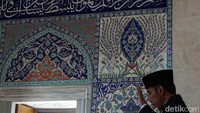 Jokowi mengenakan peci hitam sebelum melaksanakan salat sunah Tahiyattul Masjid. (Foto: Bagus Prihantoro Nugroho/ detikcom)