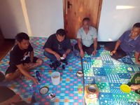 Sesalkan Vandalisme, 4 Pemuda Sukabumi Bersihkan Tembok Masjid