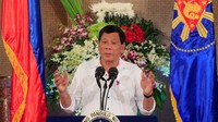 Saya akan memakan hati kalian jika Anda ingin saya melakukannya. Beri saya garam dan cuka dan saya akan makan di hadapan Anda semua, tutur Duterte. (Foto: Romeo Ranoco/ REUTERS)