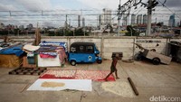 Salah satu potret kemiskinan berupa gubuk rumah tinggal di kawasan Tanah Abang, Jakarta, Minggu (10/1/2016). Menurut Presiden Joko Widodo (Jokowi) dalam pidato di depan peserta Rakernas I PDIP, salah satu tantangan berat yang harus dihadapi adalah persoalan kemiskinan. Ia mengutip data Badan Pusat Statistik (BPS) yang melaporkan jumlah penduduk miskin Indonesia mencapai 28,51 juta orang atau 11,13%. Ari Saputra/detikFoto.