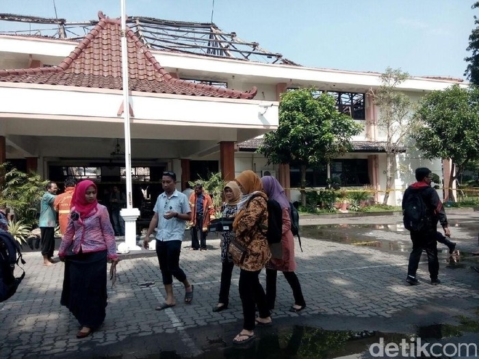 Kantor Disperindag Jatim Terbakar, Dua Satpol PP Diperiksa