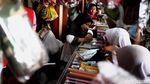 Jelang Masuk Sekolah Toko Buku Diserbu Pembeli