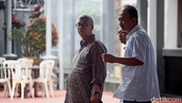 Mantan Ketua Mahkamah Konstitusi Akil Mochtar bersama beberapa napi berjalan menuju lokasi pertemuan.