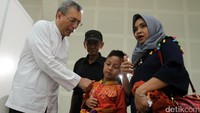 Para orangtua mendampingi anaknya yang akan disunat.