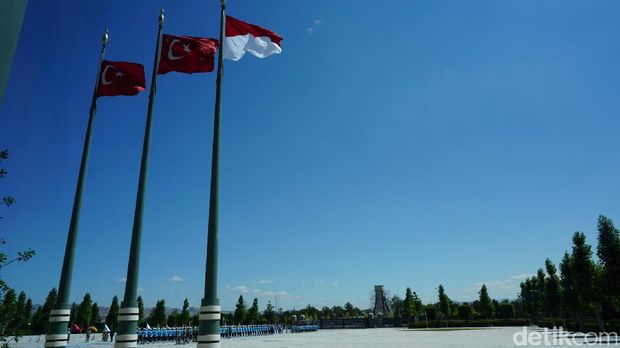 Bendera merah-putih dan bendera Turki / 