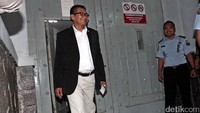 Ketua Pansus Angket KPK Agun Gunandjar berjalan meninggalkan Lapas Sukamiskin. 