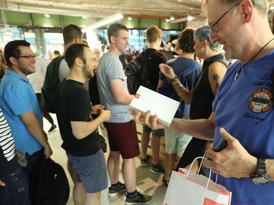 Penjualan OnePlus 5 Disambut Antrean Mengular