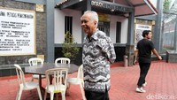 Senyum OC Kaligis sebelum bertemu dengan Pansus Hak Angket KPK.