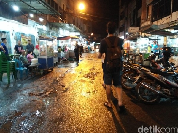 Begitu menginjakkan kaki di Jalan Semarang, uap makanan akan mulai tercium dari berbagai kedai. Kamu akan dibuat tergoda dan seketika menjadi sangat lapar (Bonauli/detikTravel) Begitu menginjakkan kaki di Jalan Semarang, uap makanan akan mulai tercium dari berbagai kedai. Kamu akan dibuat tergoda dan seketika menjadi sangat lapar (Bonauli/detikTravel)