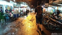 Begitu menginjakkan kaki di Jalan Semarang, uap makanan akan mulai tercium dari berbagai kedai. Kamu akan dibuat tergoda dan seketika menjadi sangat lapar (Bonauli/detikTravel)