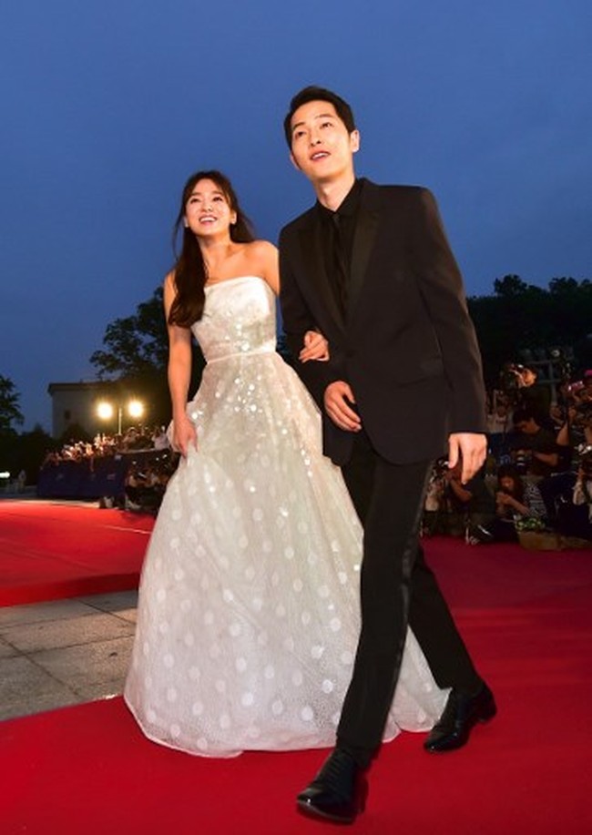 Sama-sama dijuluki Koreas Sweetheart, kemesraan mereka membuat banyak penggemar K-drama baper sekaligus senang karena pasangan di drama Korea ini akhirnya jadi kekasih di dunia nyata. Foto: AFP PHOTO / JUNG YEON-JE