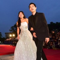 Sama-sama dijuluki Koreas Sweetheart, kemesraan mereka membuat banyak penggemar K-drama baper sekaligus senang karena pasangan di drama Korea ini akhirnya jadi kekasih di dunia nyata. Foto: AFP PHOTO / JUNG YEON-JE