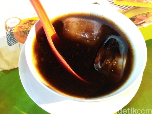 Kalau yang ini adalah minuman khas Medan, longan. Minuman ini adalah sari dari buah longan (Bonauli/detikTravel) Kalau yang ini adalah minuman khas Medan, longan. Minuman ini adalah sari dari buah longan (Bonauli/detikTravel)