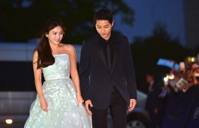 Song Hye Kyo juga mengungkapkan pujian untuk Song Joong Ki menjelang pernikahan mereka, dua tahun lalu. Dia rekan kerja dan teman yang sangat baik bagiku, jadi kami sering berkomunikasi dan menghabiskan waktu bersama untuk mengenal satu sama lain lebih dekat, katanya. Foto: AFP PHOTO / JUNG YEON-JE