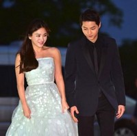 Song Hye Kyo juga mengungkapkan pujian untuk Song Joong Ki menjelang pernikahan mereka, dua tahun lalu. Dia rekan kerja dan teman yang sangat baik bagiku, jadi kami sering berkomunikasi dan menghabiskan waktu bersama untuk mengenal satu sama lain lebih dekat, katanya. Foto: AFP PHOTO / JUNG YEON-JE