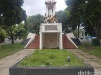 Tak Terawat, Patung Monumen Perjuangan Masyarakat Banten Rusak