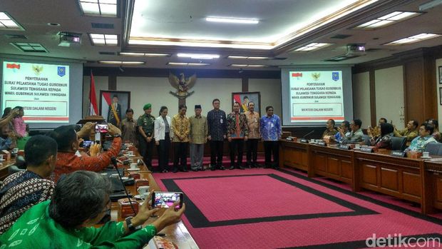 Mendagri Tjahjo Kumolo menyerahkan surat tugas pelaksana tugas (Plt) gubernur Sultra ke wakil gubernur Saleh Lasata. 