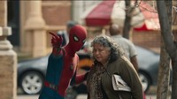 Di film ini, Spider-Man diperlihatkan sering membantu masyarakat. Bahkan, jadi petunjuk arah. Foto: dok IMDB