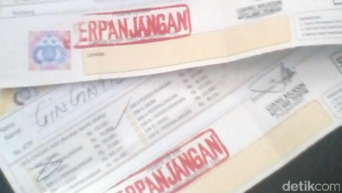 Sejumlah warga Bandung yang memperpanjang SIM hanya menerima tanda bukti sementara Surat Izin Mengemudi karena material pembuatan SIM habis.
