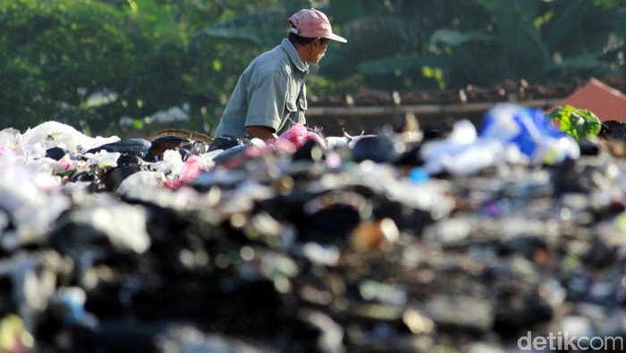 Lautan sampah yang berada di Kelurahan Cibangkong, Batununggal, Kota Bandung, mulai dibersihkan, Kamis (6/7/2017). Sampah tersebut dibersihkan secara manual oleh ratusan petugas.
