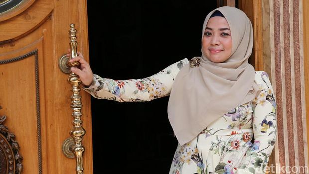 Muzdhalifah Pacari Pria Lebih Muda, Kabar Pernikahan Syahrini-Reino Barack