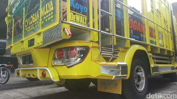 Lagi Ngetren, Truk Pakai Lampu Mobil SUV Pajero, HR-V 