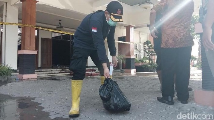 Uji Lab Kebakaran Disperindag Diserahkan ke Polrestabes Surabaya