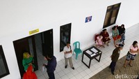 Warga tampak mengurus kelengkapan administrasi ke ruang pengelola.