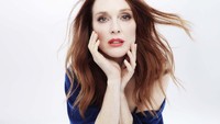 Julianne Moore menjalani adegan panas di film Boogie Nights, The Big Lebowski, The End of Affair, Don John dan Chloe. Foto: Dok. Rankin for Triumph Florale