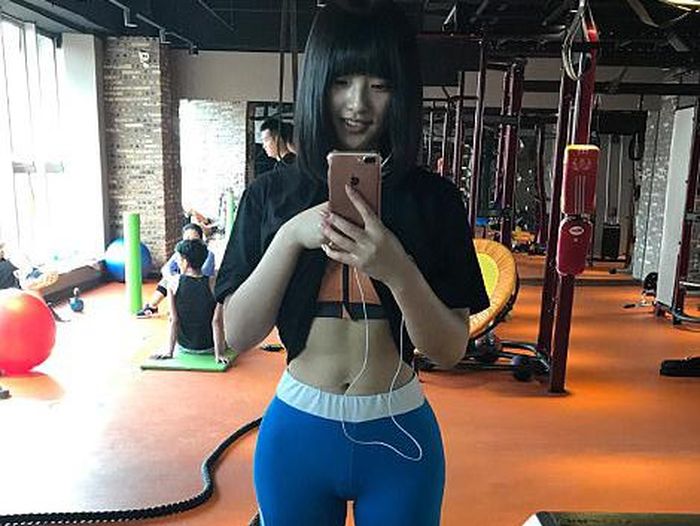 Beberapa olahraga yang dilakukan Miss Gao antara lain squat dan lunges hing...