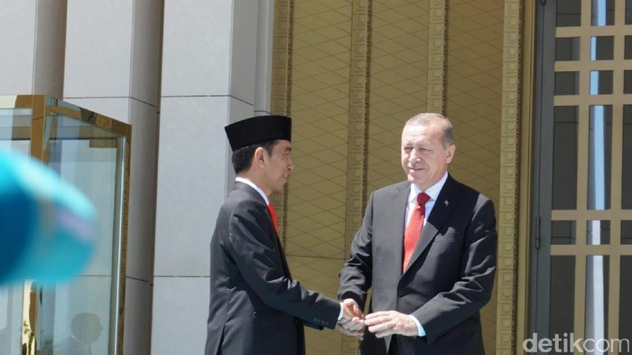 Erdogan dan Pasukan Ottoman Sambut Jokowi di Istana Turki