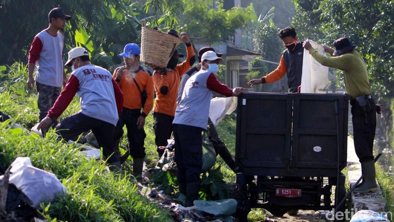 1.405 Petugas Kebersihan Disiagakan di Bandung saat Arus Mudik 1.405 Petugas Kebersihan Disiagakan di Bandung saat Arus Mudik