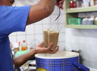 Meracik es kopi susu.